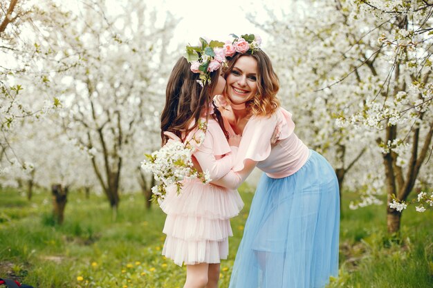 Familia linda y elegante en un parque de primavera