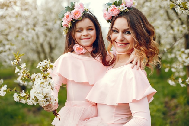 Familia linda y elegante en un parque de primavera