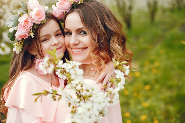 Familia linda y elegante en un parque de primavera