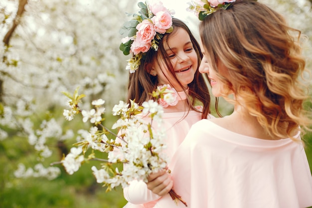 Familia linda y elegante en un parque de primavera