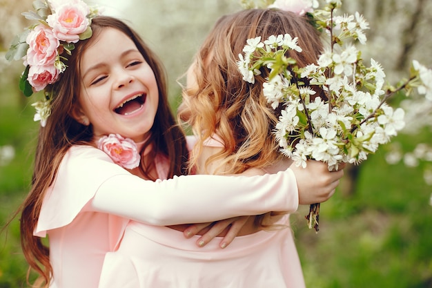 Familia linda y elegante en un parque de primavera