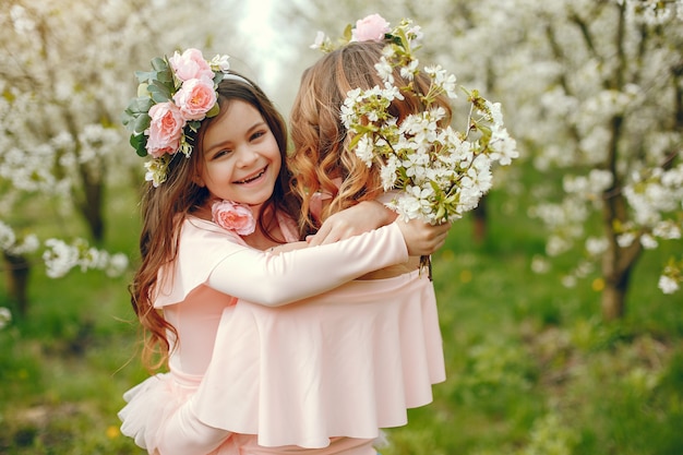 Familia linda y elegante en un parque de primavera