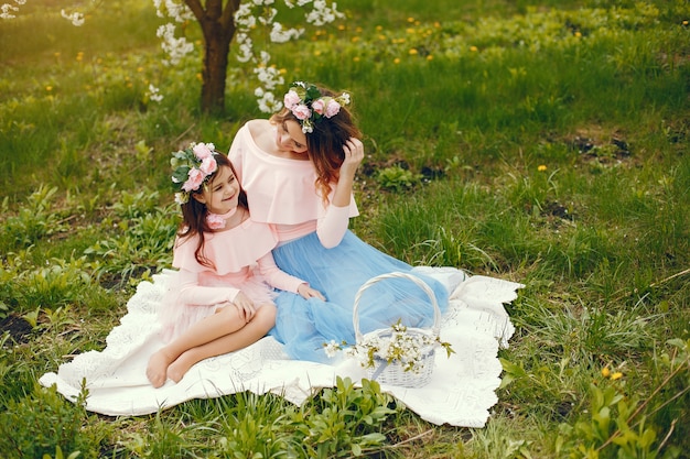 Familia linda y elegante en un parque de primavera