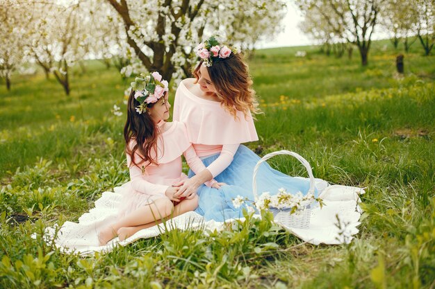 Familia linda y elegante en un parque de primavera