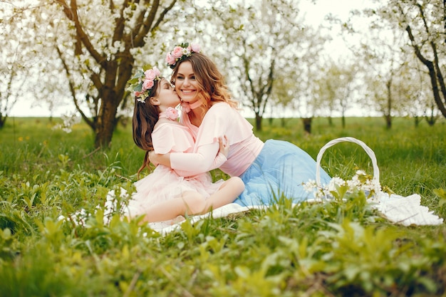 Familia linda y elegante en un parque de primavera