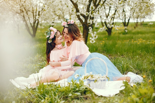 Familia linda y elegante en un parque de primavera