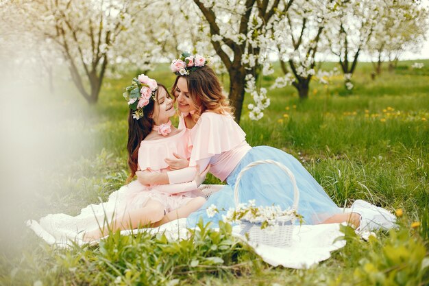 Familia linda y elegante en un parque de primavera