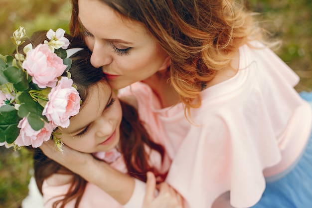 Familia linda y elegante en un parque de primavera