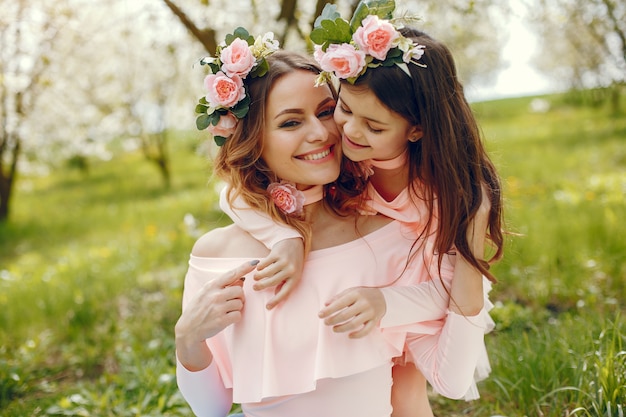 Familia linda y elegante en un parque de primavera