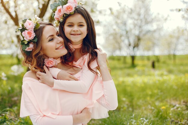 Familia linda y elegante en un parque de primavera