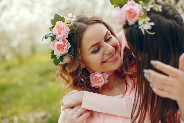 Familia linda y elegante en un parque de primavera