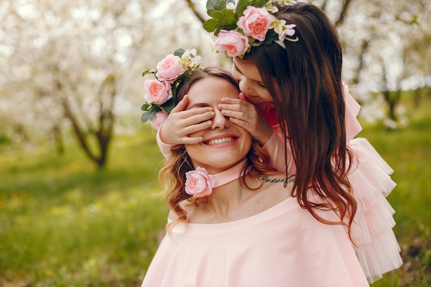 Foto gratuita familia linda y elegante en un parque de primavera