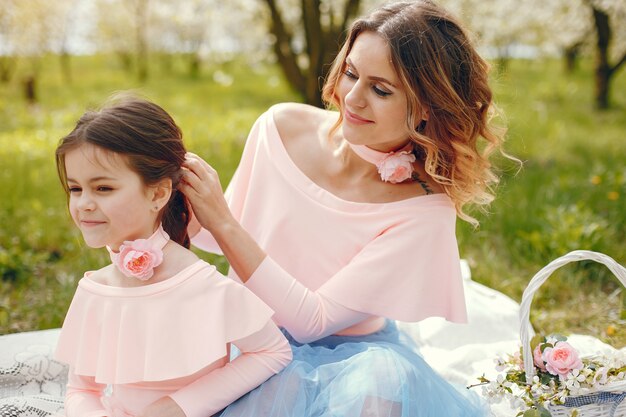 Familia linda y elegante en un parque de primavera