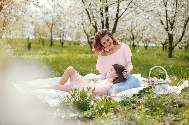 Familia linda y elegante en un parque de primavera