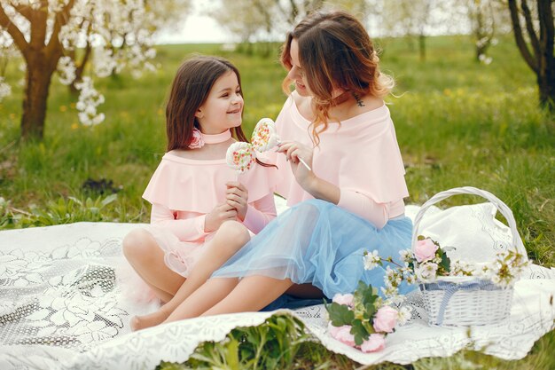 Familia linda y elegante en un parque de primavera