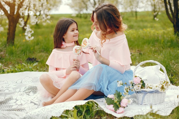 Familia linda y elegante en un parque de primavera