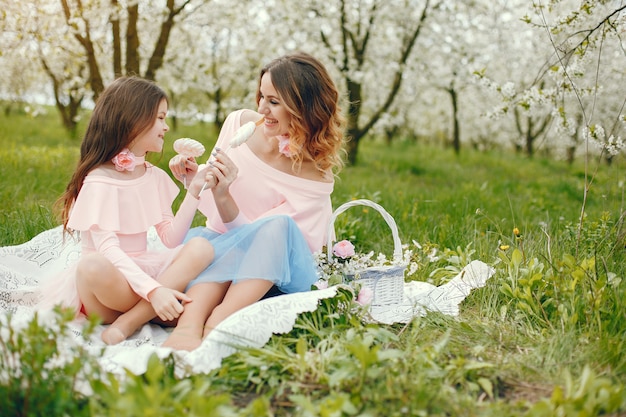 Familia linda y elegante en un parque de primavera