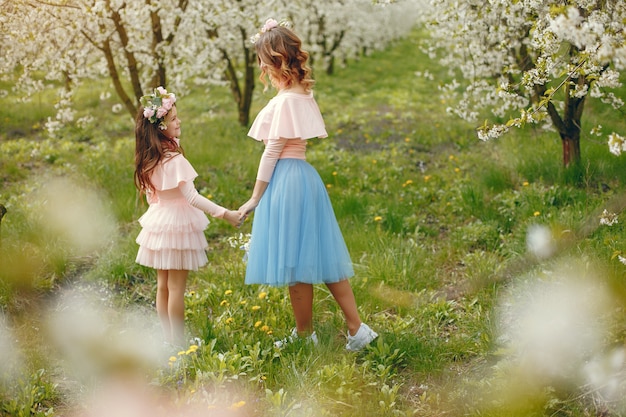 Familia linda y elegante en un parque de primavera