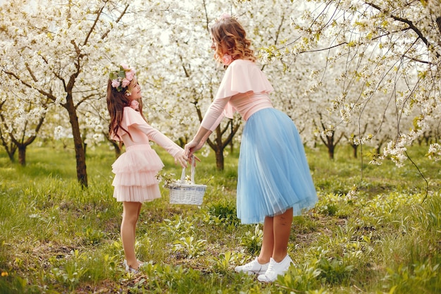 Familia linda y elegante en un parque de primavera