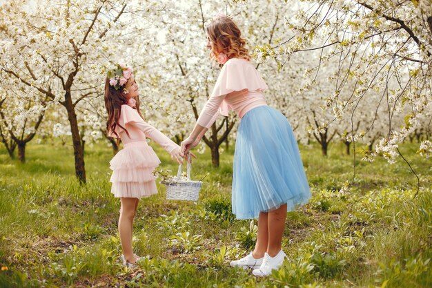 Familia linda y elegante en un parque de primavera