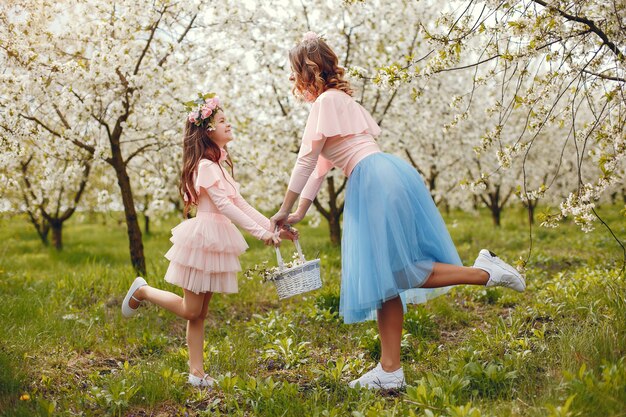 Familia linda y elegante en un parque de primavera