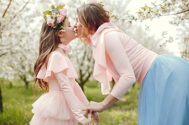 Familia linda y elegante en un parque de primavera