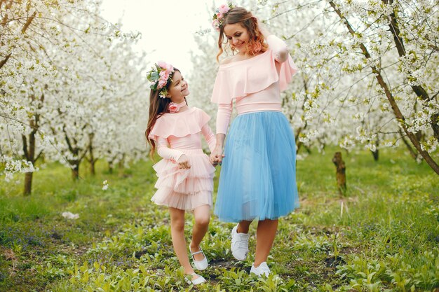 Familia linda y elegante en un parque de primavera