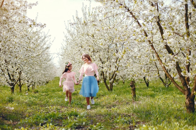 Familia linda y elegante en un parque de primavera