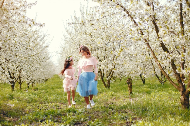 Familia linda y elegante en un parque de primavera