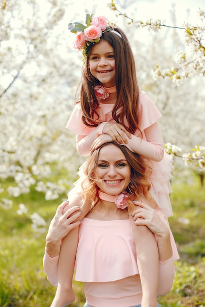 Familia linda y elegante en un parque de primavera