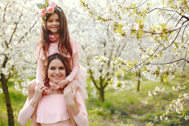 Familia linda y elegante en un parque de primavera