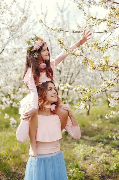 Familia linda y elegante en un parque de primavera