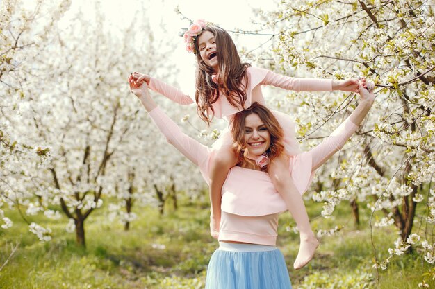 Familia linda y elegante en un parque de primavera