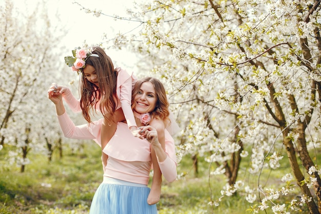 Familia linda y elegante en un parque de primavera