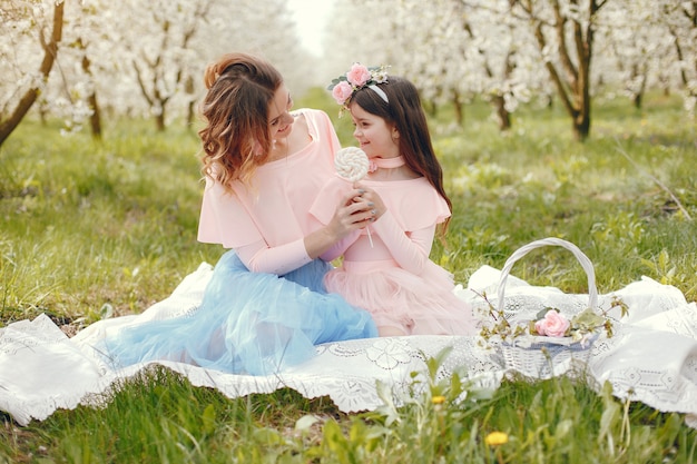 Familia linda y elegante en un parque de primavera