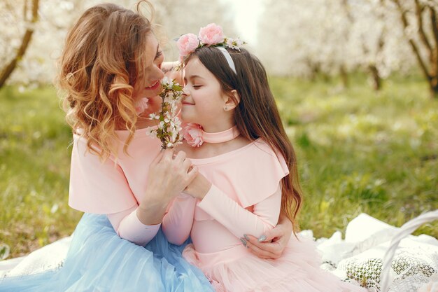 Familia linda y elegante en un parque de primavera