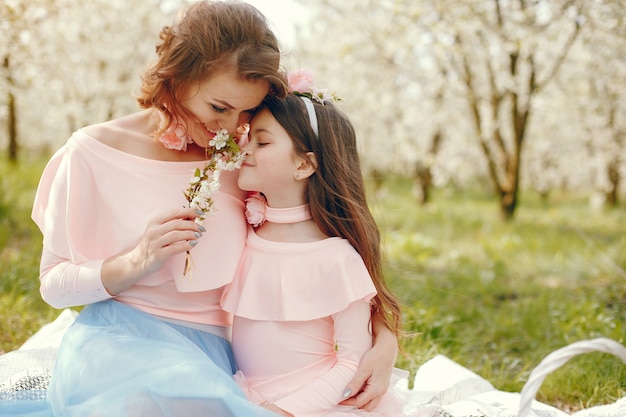 Familia linda y elegante en un parque de primavera