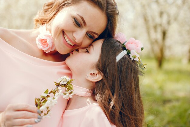 Familia linda y elegante en un parque de primavera