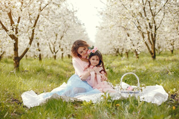 Familia linda y elegante en un parque de primavera