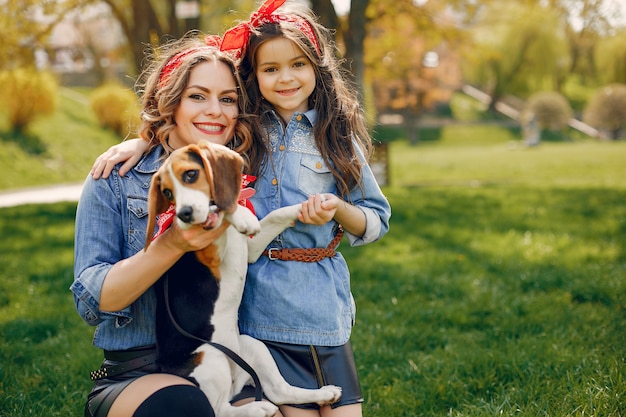 Familia linda y elegante en un parque de primavera