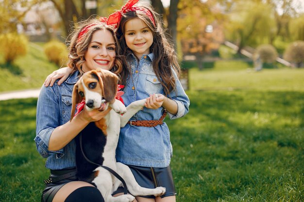 Familia linda y elegante en un parque de primavera