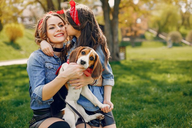 Familia linda y elegante en un parque de primavera