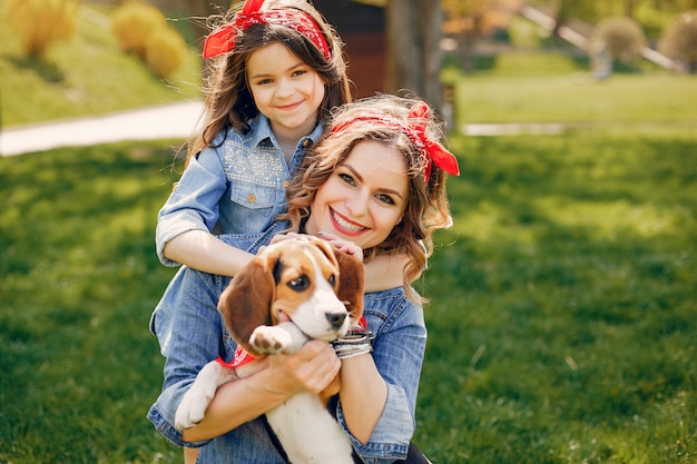 Familia linda y elegante en un parque de primavera