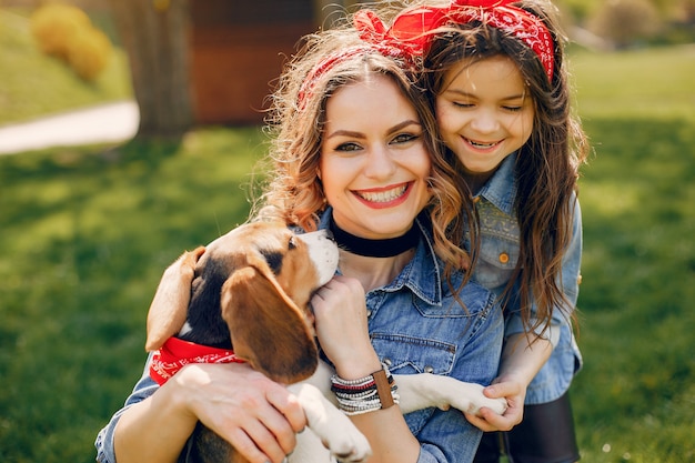 Familia linda y elegante en un parque de primavera