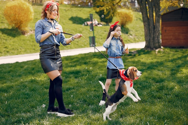 Familia linda y elegante en un parque de primavera