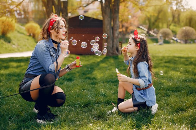 Familia linda y elegante en un parque de primavera