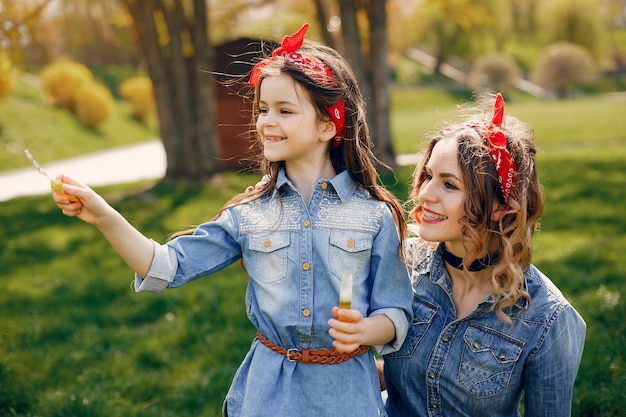 Familia linda y elegante en un parque de primavera