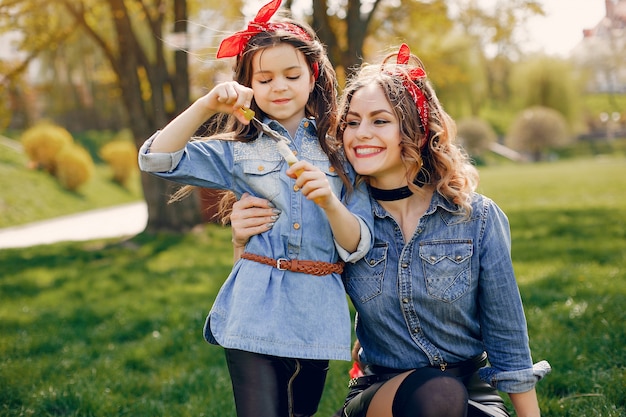 Familia linda y elegante en un parque de primavera