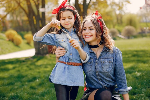 Familia linda y elegante en un parque de primavera