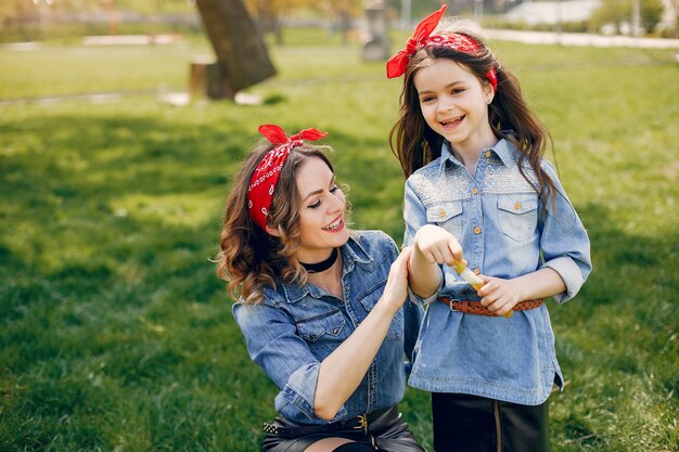 Familia linda y elegante en un parque de primavera